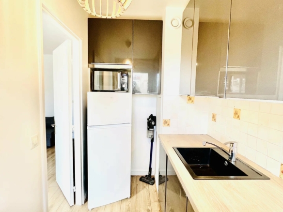 Studio Meublé 29 m2 3ème étage avec ascenseur Paris 20