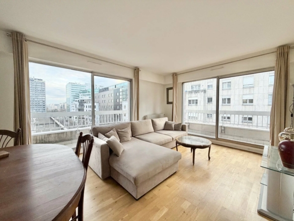 A VENDRE – 3 pièces Grand balcon avec parking – Hôtel de vile