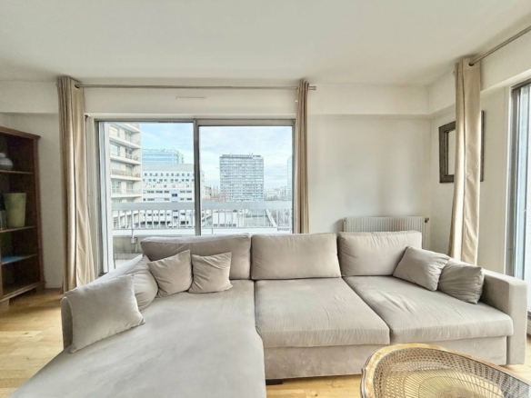 A VENDRE – 3 pièces Grand balcon avec parking – Hôtel de vile
