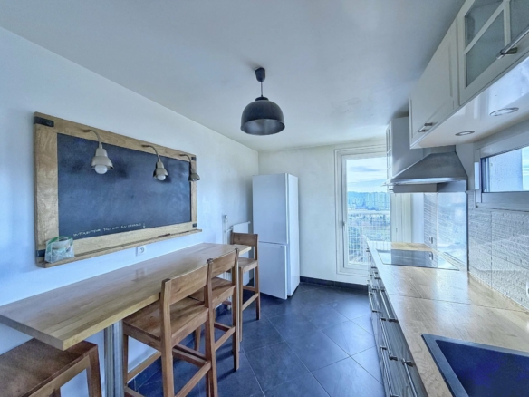 T4 98 m2 Meublé Nanterre Préfecture avec Balcon Parking et Cave