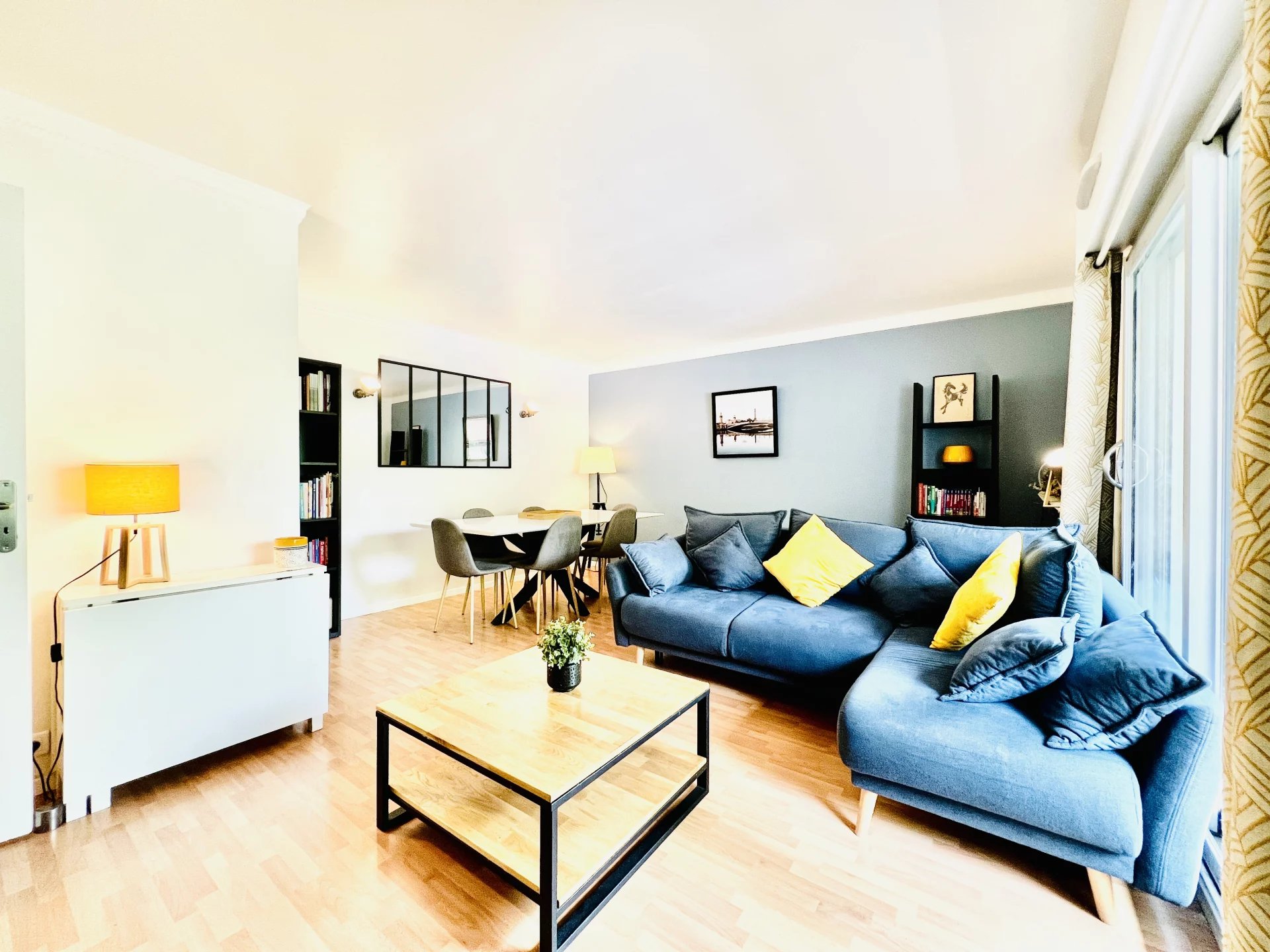 T3 Meublé 63 m² – 1er étage avec ascenseur – 3 balcons – Parking en sous-sol – Petite copropriété calme – Courbevoie