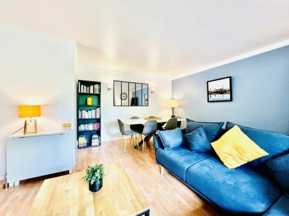 T3 Meublé 63 m² – 1er étage avec ascenseur – 3 balcons – Parking en sous-sol – Petite copropriété calme – Courbevoie