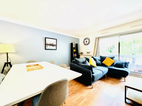 T3 Meublé 63 m² – 1er étage avec ascenseur – 3 balcons – Parking en sous-sol – Petite copropriété calme – Courbevoie