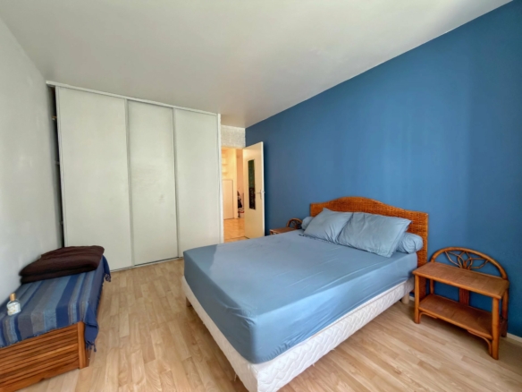 T3 Meublé 73 m2 Courbevoie avec balcon et parking