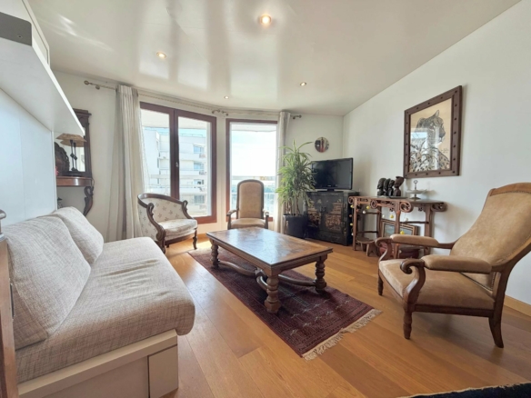 COURBEVOIE CENTRE – 2P 53m² – 8ème ÉTAGE – VUE SEINE & CALME – DPE C