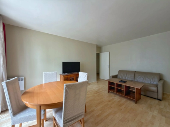 T3 Meublé 73 m2 Courbevoie avec balcon et parking