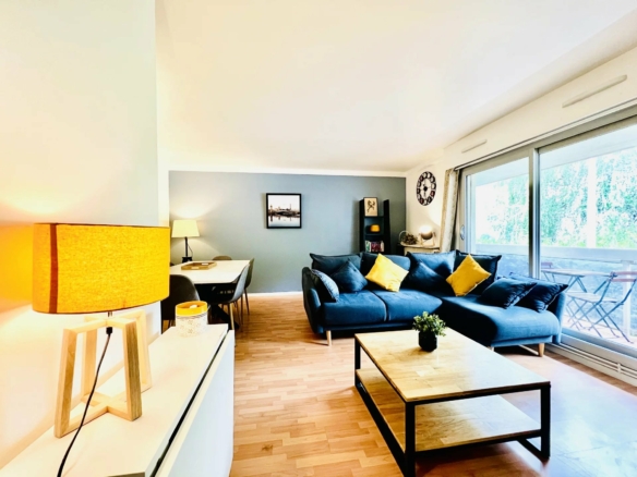 T3 Meublé 63 m² – 1er étage avec ascenseur – 3 balcons – Parking en sous-sol – Petite copropriété calme – Courbevoie