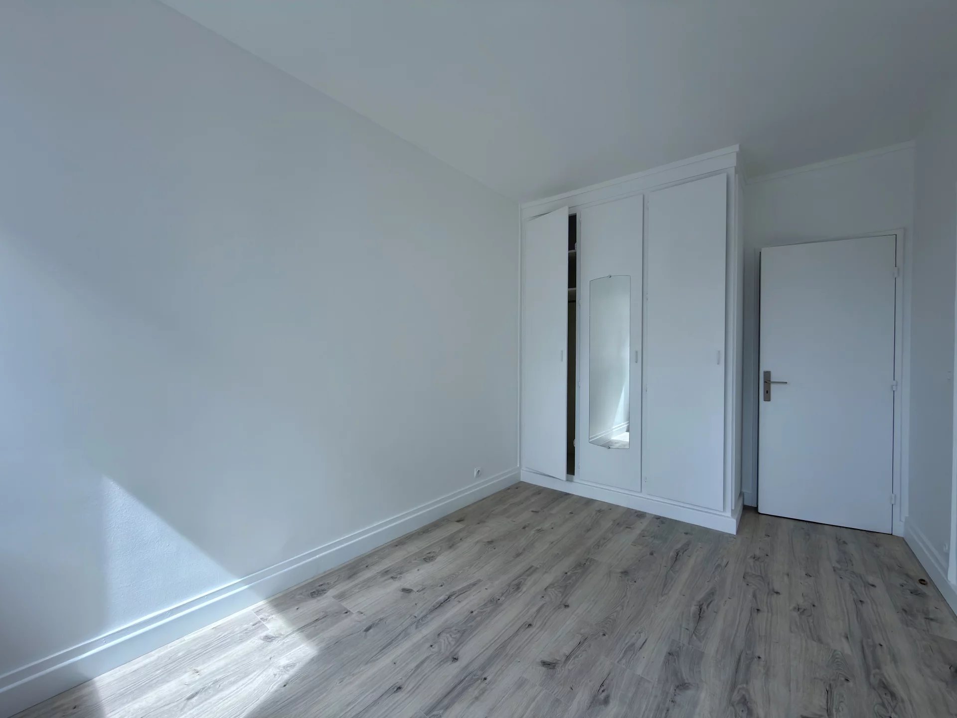 T3 67,3 m2 non meublé 2ème étage avec ascenseur parking et cave Courbevoie