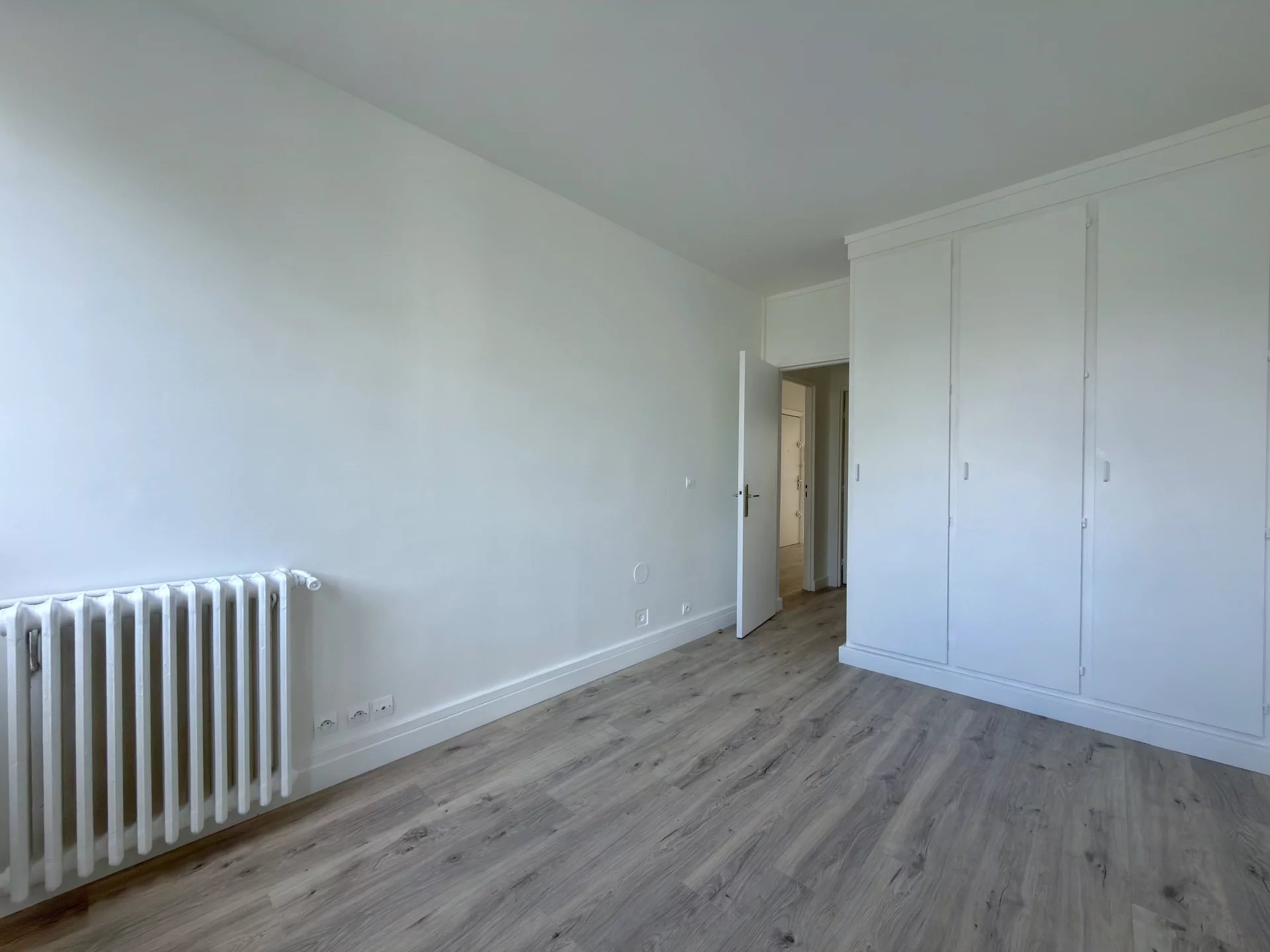 T3 67,3 m2 non meublé 2ème étage avec ascenseur parking et cave Courbevoie
