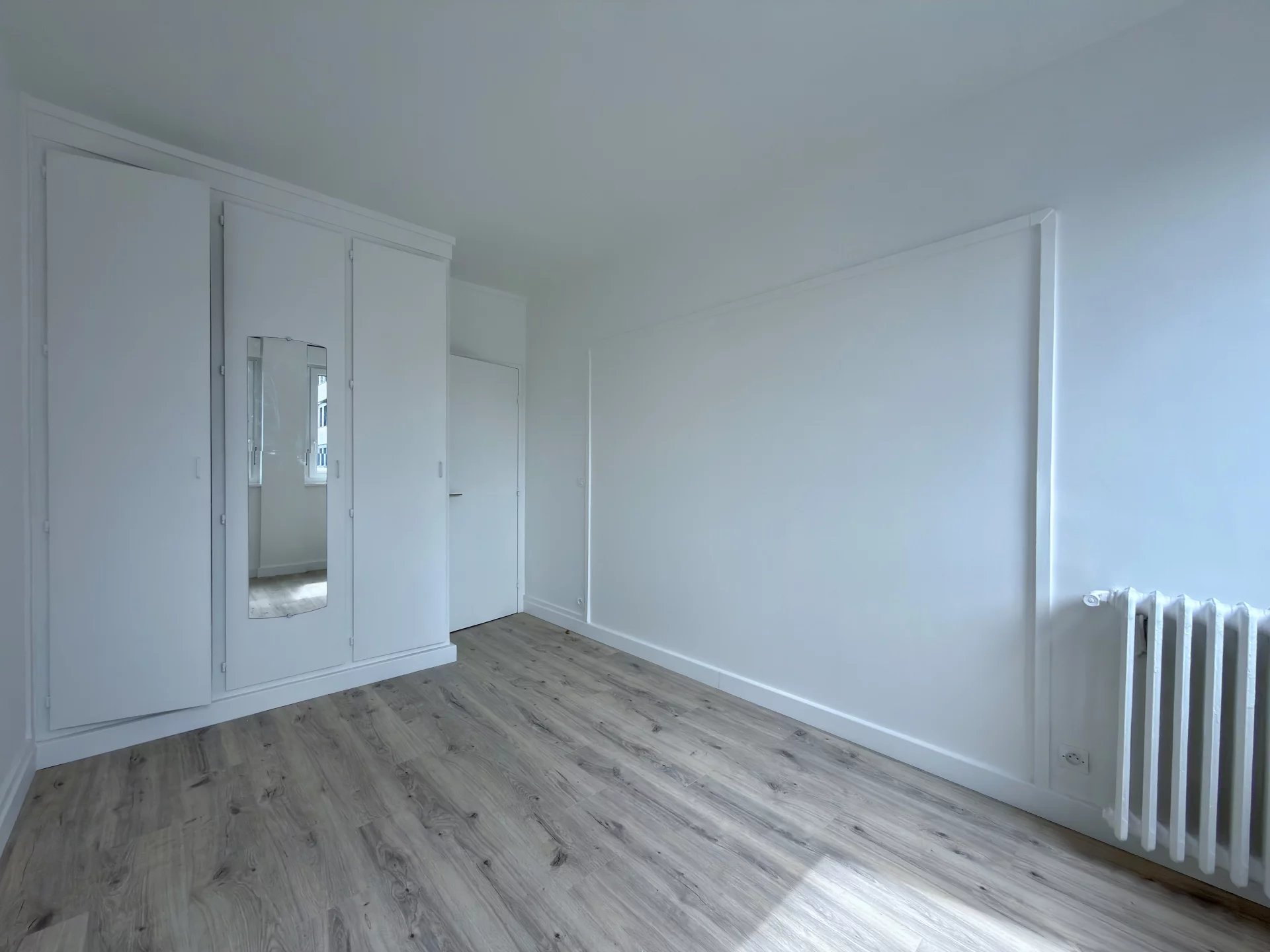 T3 67,3 m2 non meublé 2ème étage avec ascenseur parking et cave Courbevoie
