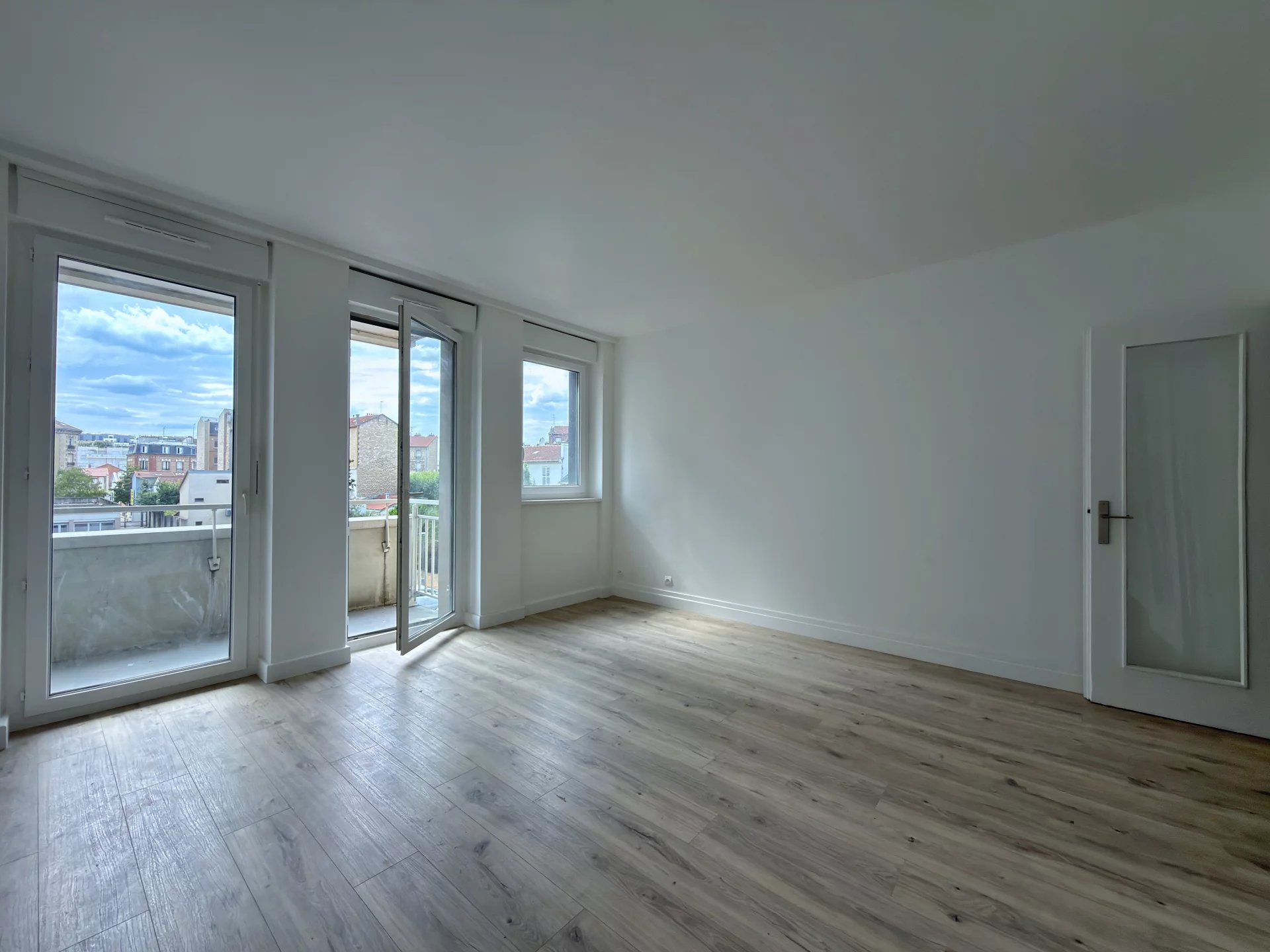 T3 67,3 m2 non meublé 2ème étage avec ascenseur parking et cave Courbevoie