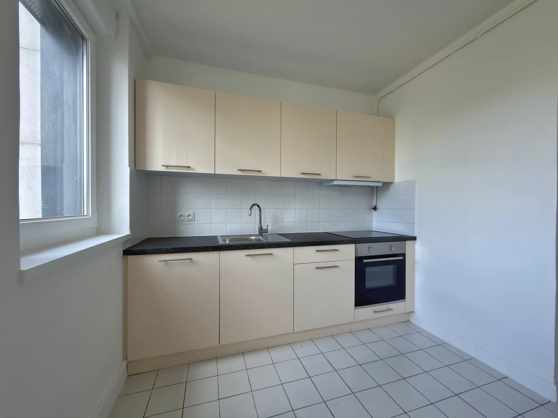 T3 67,3 m2 non meublé 2ème étage avec ascenseur parking et cave Courbevoie