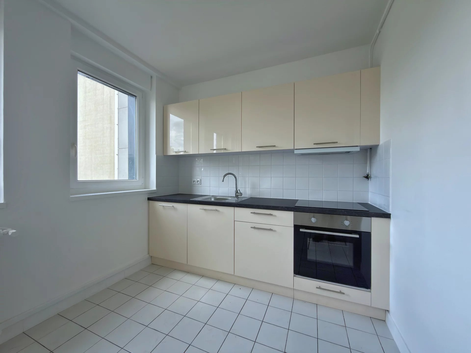 T3 67,3 m2 non meublé 2ème étage avec ascenseur parking et cave Courbevoie