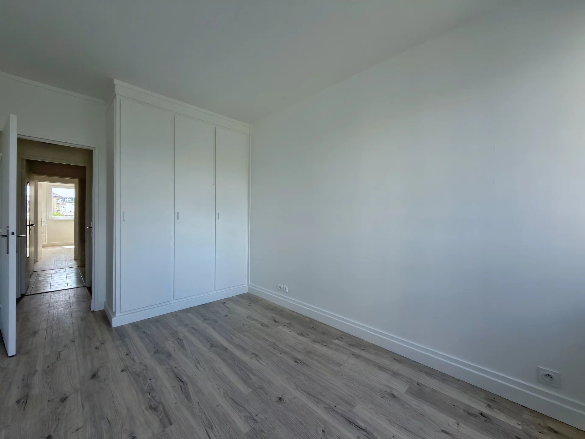 T3 67,3 m2 non meublé 2ème étage avec ascenseur parking et cave Courbevoie