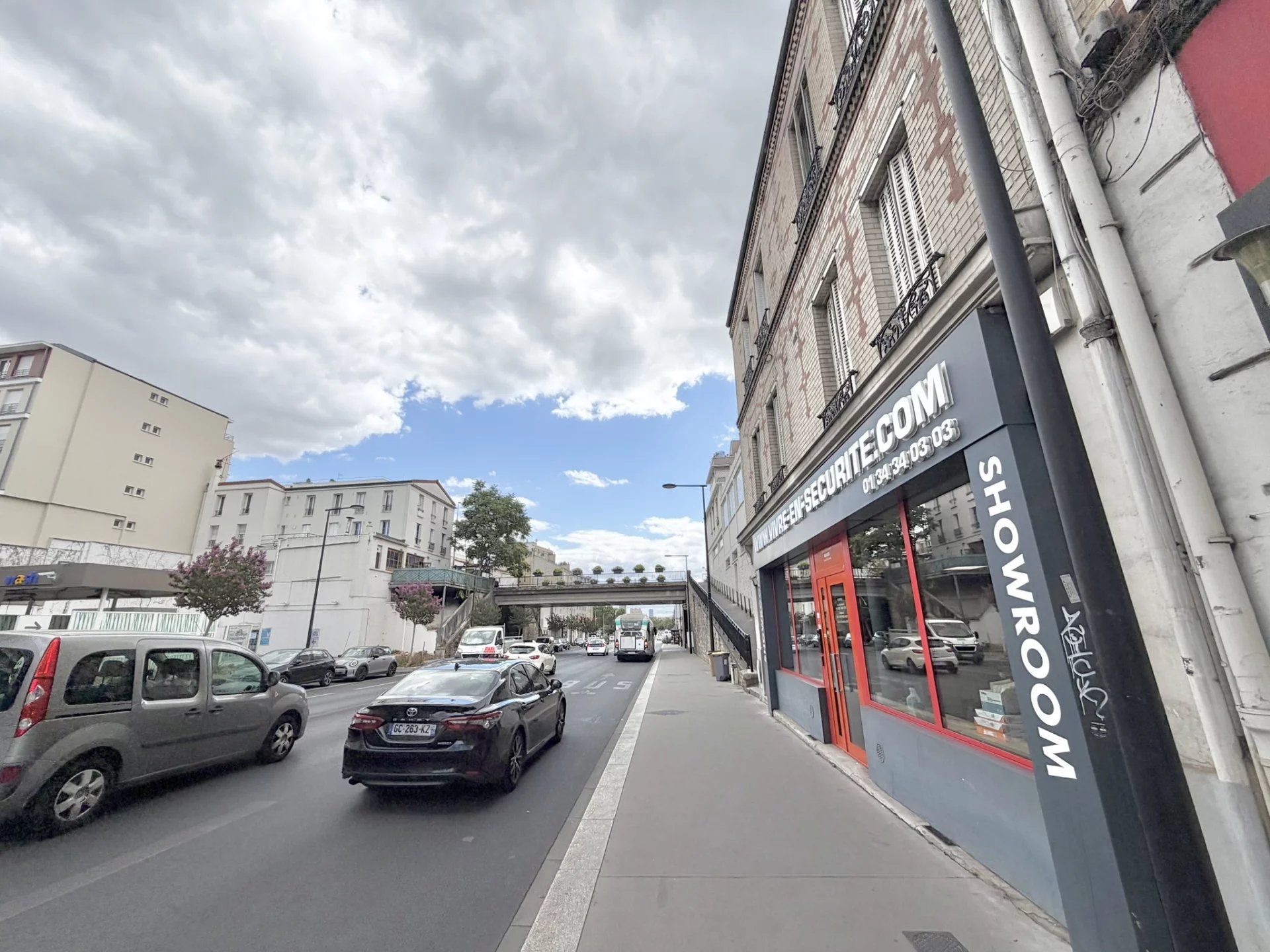 A VENDRE – Local Commercial Touche Activités avec Extraction – 140m2 – COURBEVOIE BECON ( limite île de la Jatte)