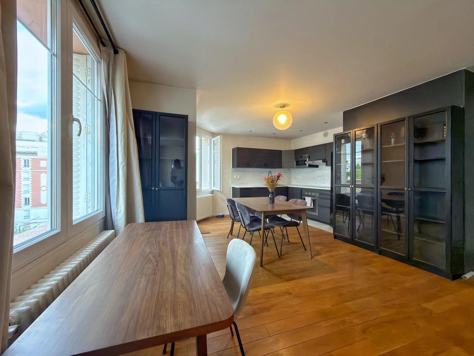 2 pièces meublé 54 m2 avec Balcon, cave et parking extérieur Courbevoie